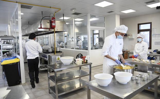 Un momento de faena en la cocina del PFAE. Mientras preparan los menús para Cáritas, tienen que tener estar listos para la comanda del desayuno.