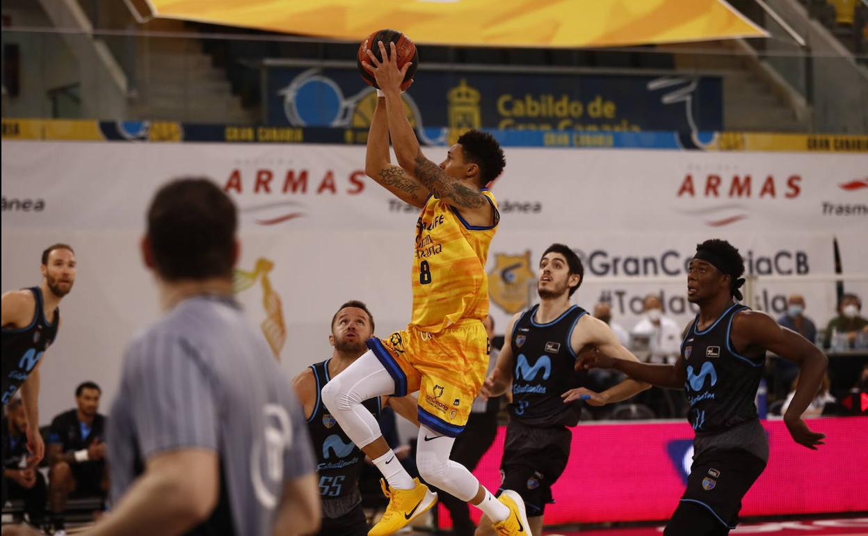 AJ Slaughter lanza a canasta estudiantil en una acción del encuentro. 