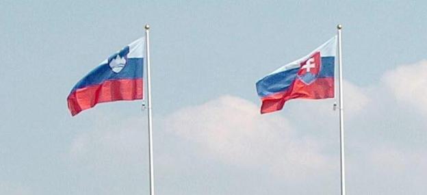 Las banderas de Eslovenia y Eslovaquia ondean juntas en un acto de la UE.