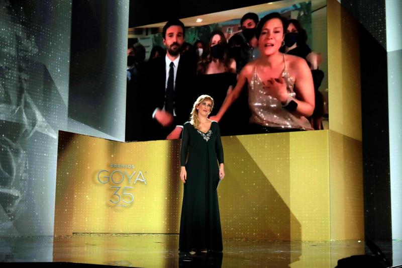 La productora francesa Valérie Delpierre recibe el Goya a la Mejor Película por 'Las Niñas'.