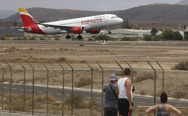 Un avión despegando de Lanzarote