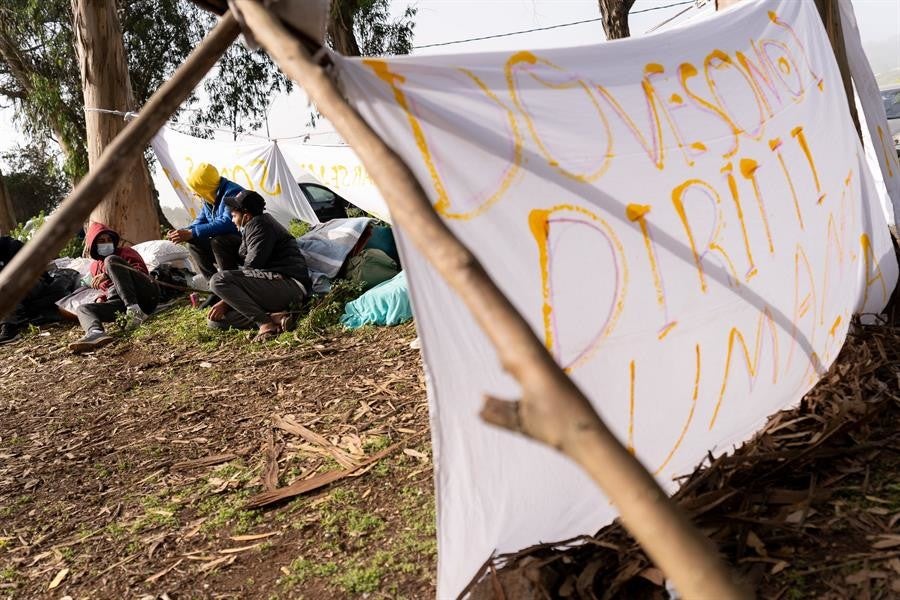 Más de medio centenar de personas duermen casetas fuera del campamento en señal de protesta. 