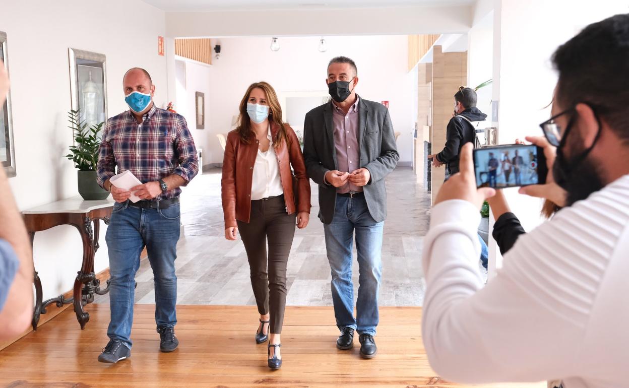 Sergio Lloret (AMF), Lola García (CC) y Claudio Gutiérrez (PP), cuando se presentó el pacto el pasado 26 de febrero. 