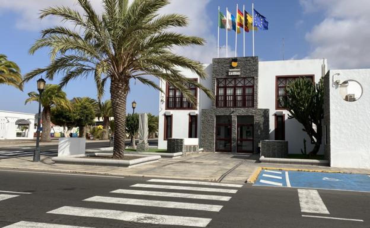 Foto de archivo del acceso principal de las casas consistoriales. 