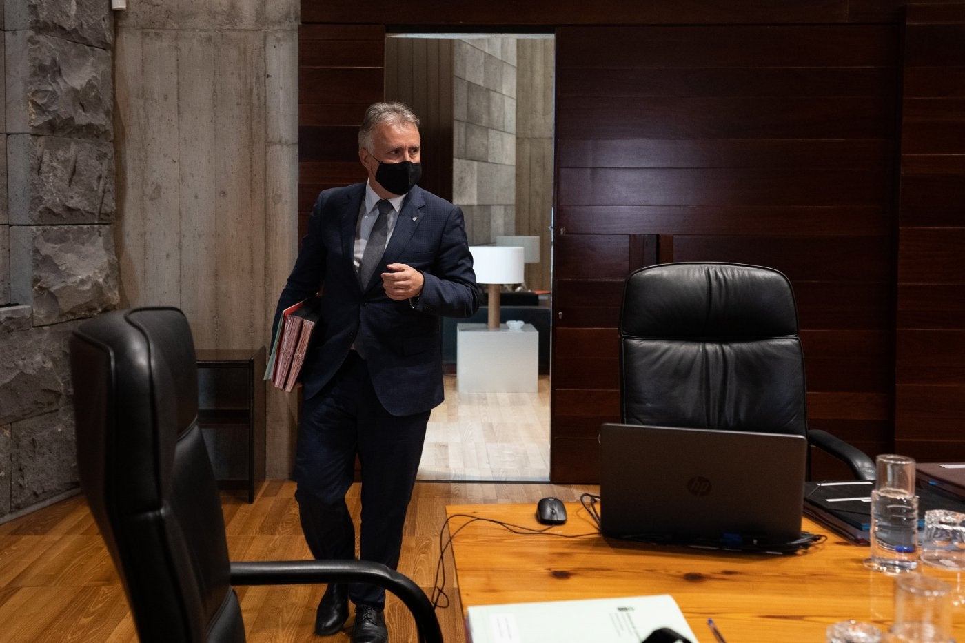 Imagen de archivo del presidente, Ángel Víctor Torres, entrando al Consejo de Gobierno. 