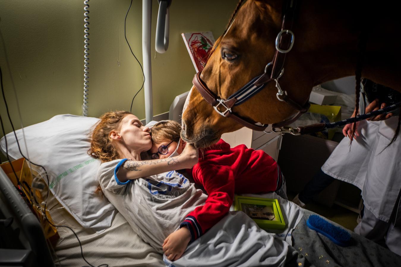 Una mujer con metástasis terminal abrazaa a su hijo en un hotel de Francia. Junto a ellos un caballo utilizado a modo de terapia. Nominada en la categoría de temas contemporáneos. 