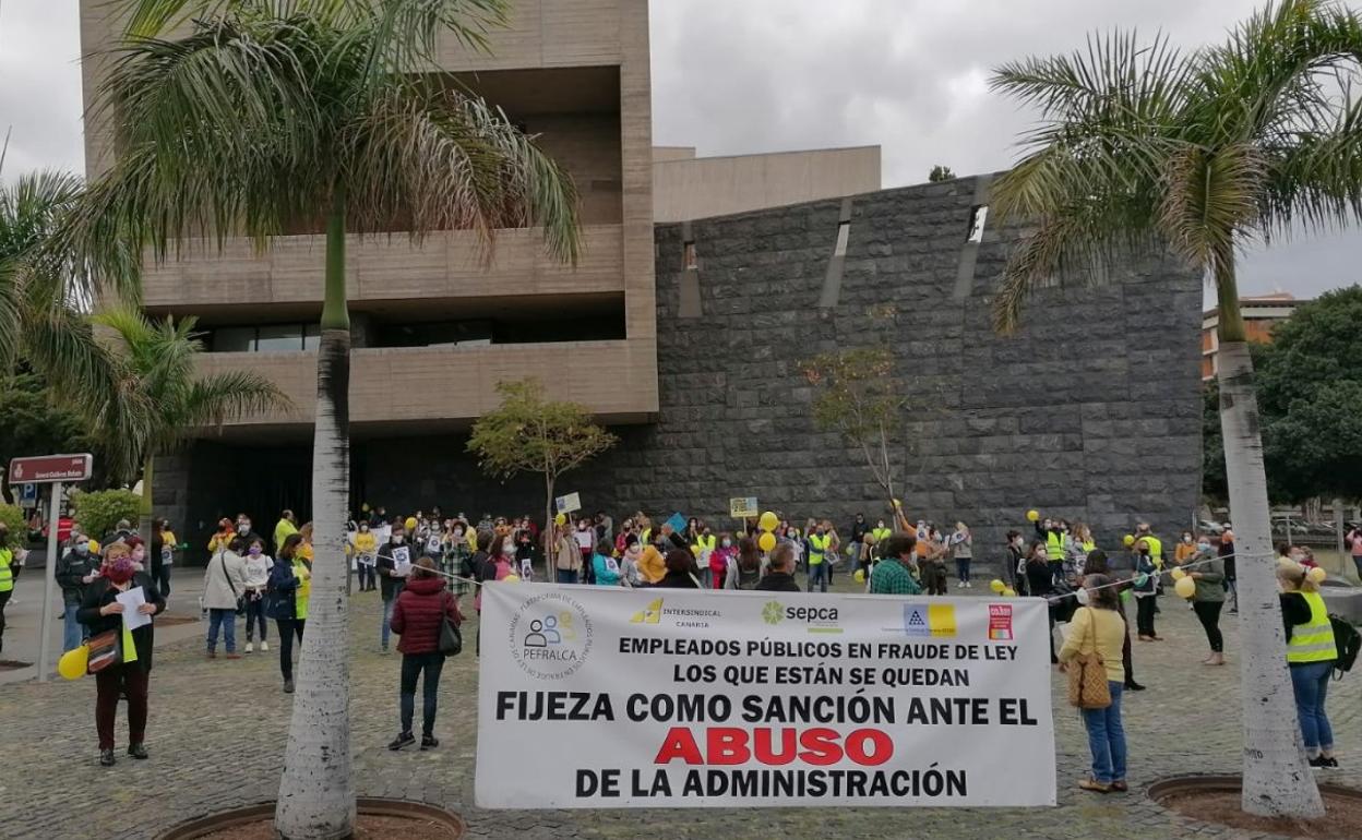 Imagen de una protestade temporales e interinos ante la Presidencia del Gobierno. 