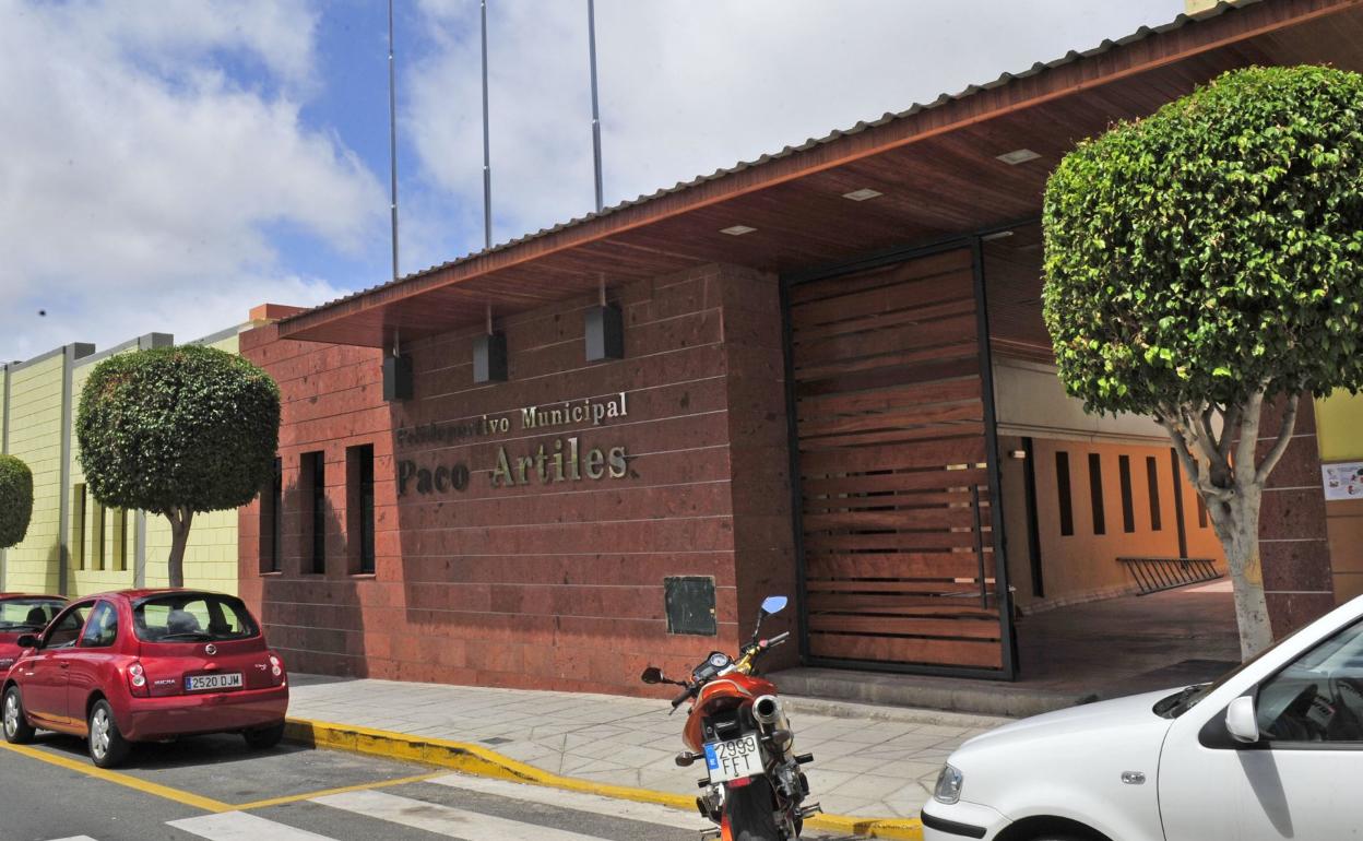 Imagen de archivo de la fachada del polideportivo Paco Artiles. El futuro de este servicio sigue siendo una incógnita. 