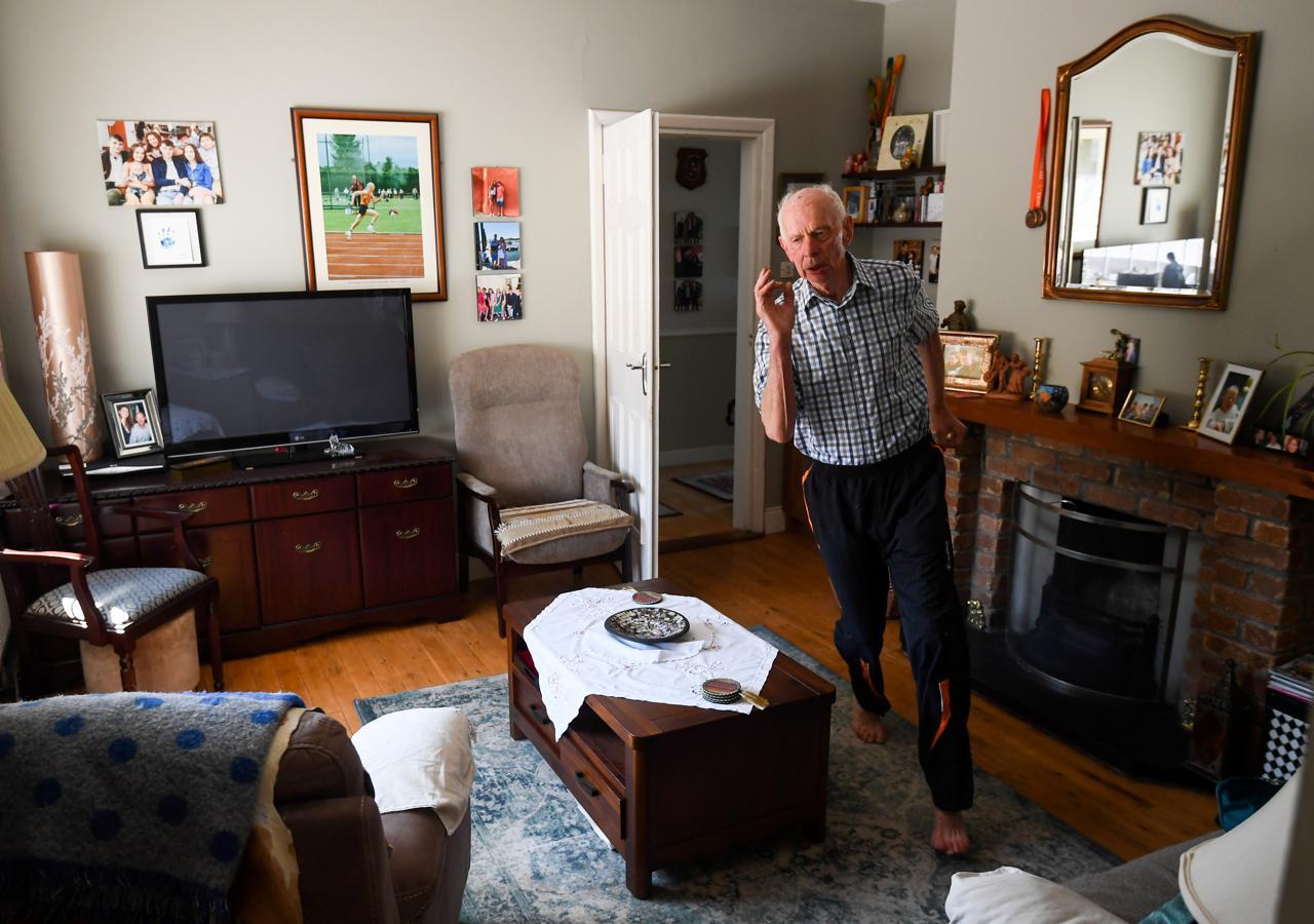 El atleta irlandés Pat Naughton, 87 años, entrena en el salon de su casa. Categoría deportiva.
