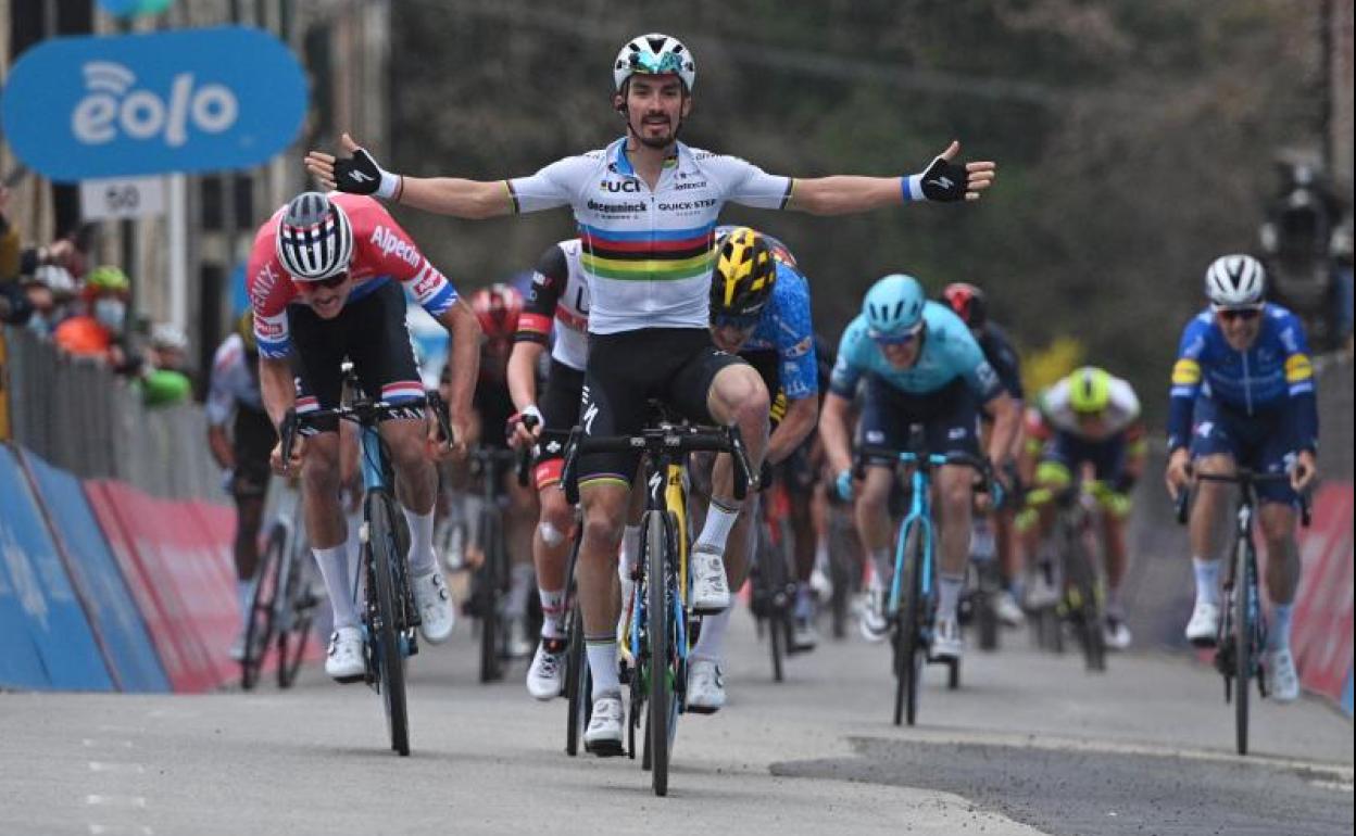 Julian Alaphilippe celebra su victoria en la segunda etapa de la Tirreno-Adriático.