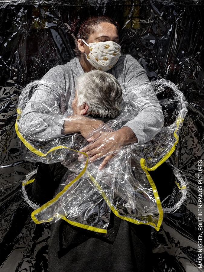Nominada a mejor fotografía del año. Una anciana es abrazada por una enfermera en Sao Paulo. 