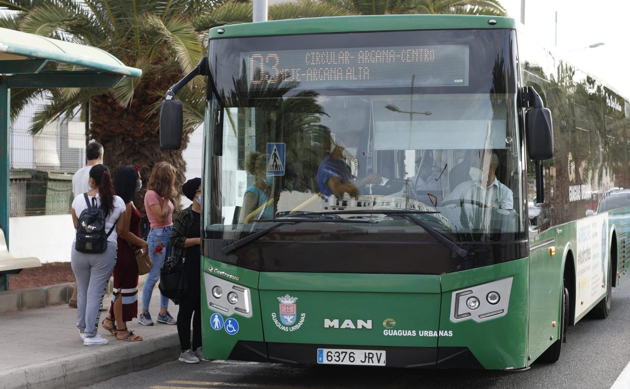 Las guaguas de Arrecife registraron en 2020 el peor balance de viajeros del siglo