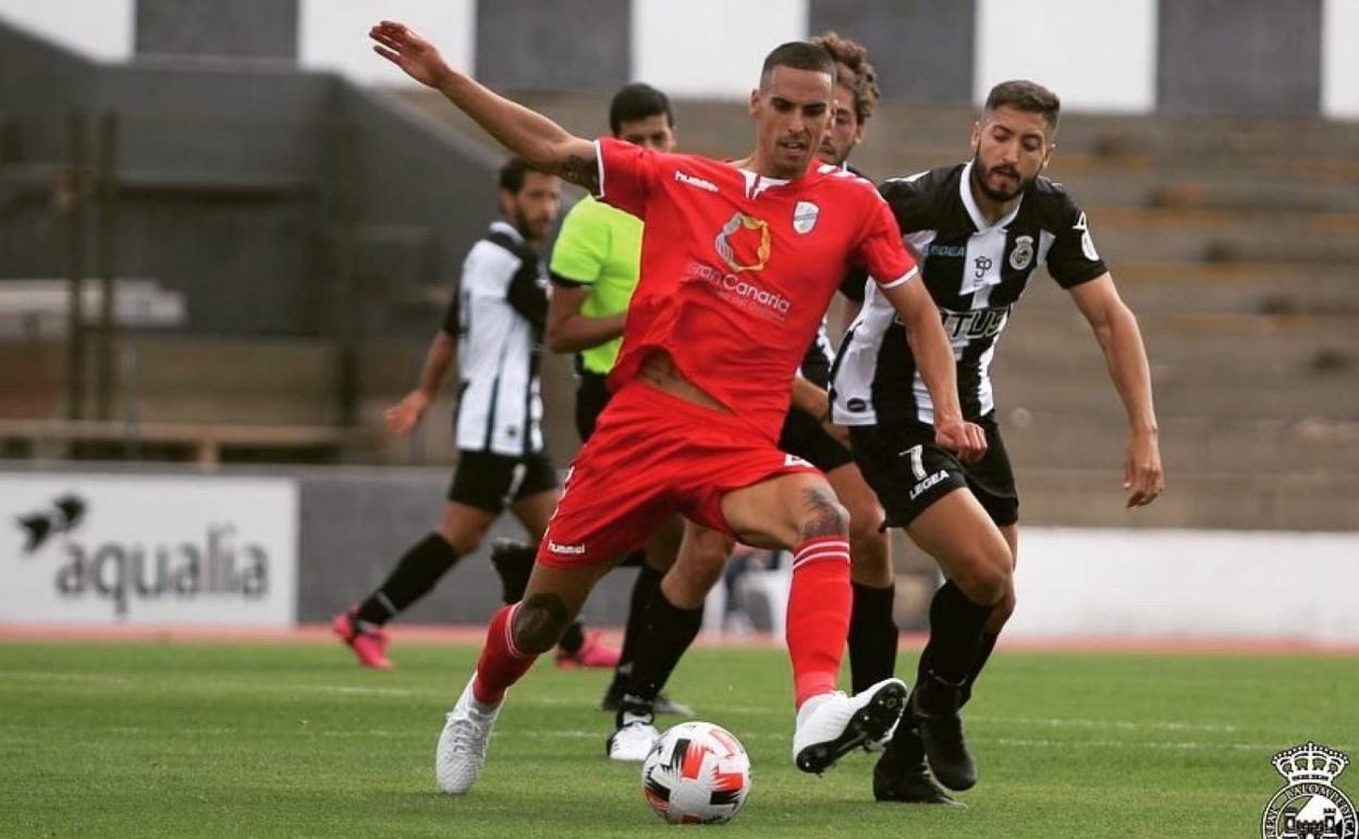 Alberto Rodríguez, esta temporada contra la Balompédica Linense en Segunda B. 