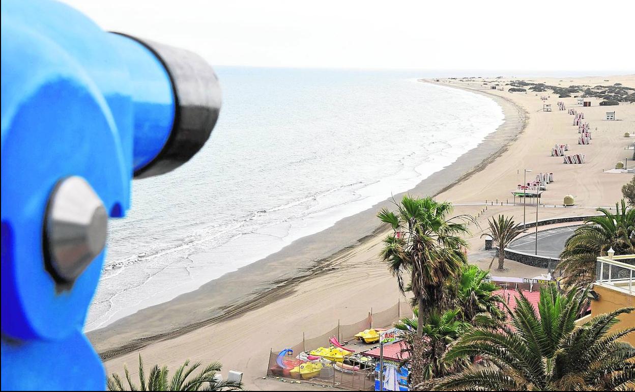 La covid nos ha dejado imágenes nunca vistas antes de las playas de Canarias completamente vacías y sin rastro de turistas. 
