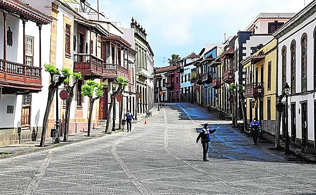 Las calles se vaciaron en el confinamiento. Imagen del centro de Teror.
