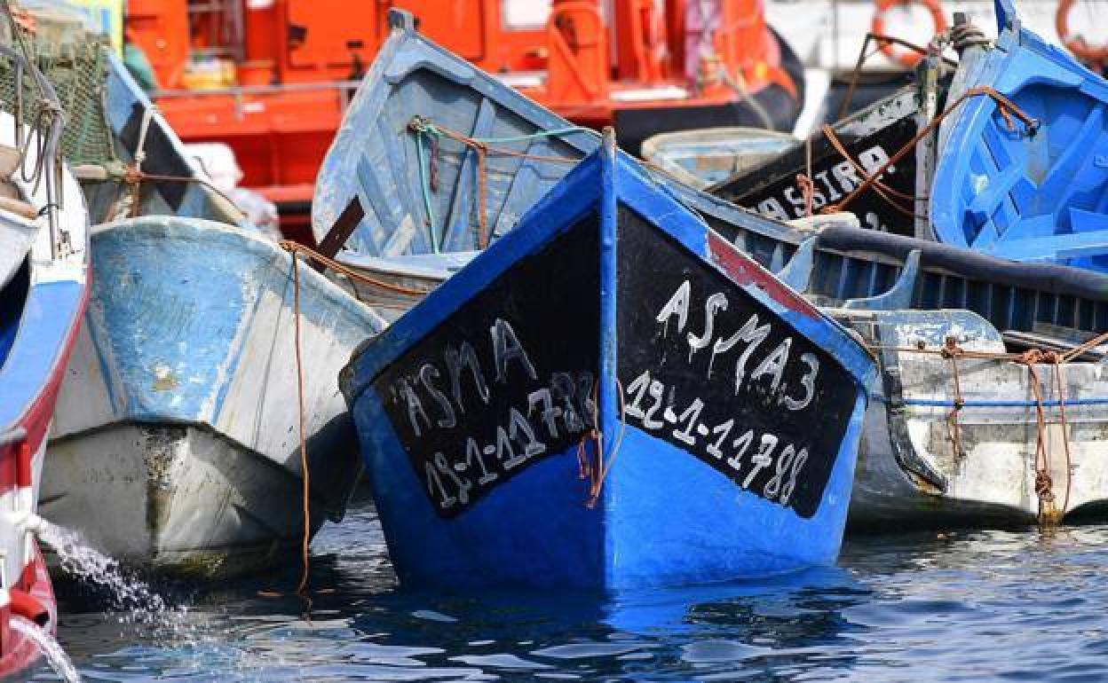 Pateras acumuladas en el muelle de Arguineguín