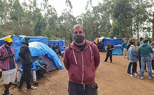 Roberto Mesa, voluntario. 