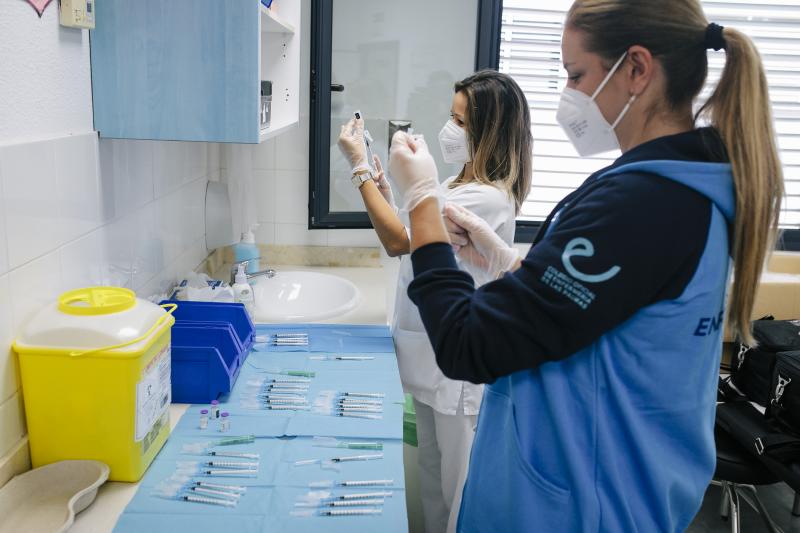 Los equipos de vacunación preparan las dosis. 