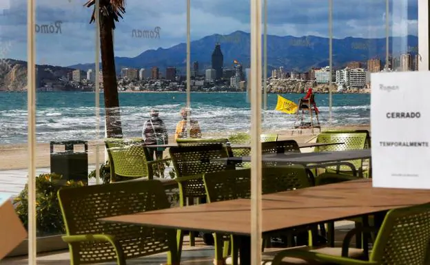 Un restaurante cerrado en la costa valenciana por las restricciones.