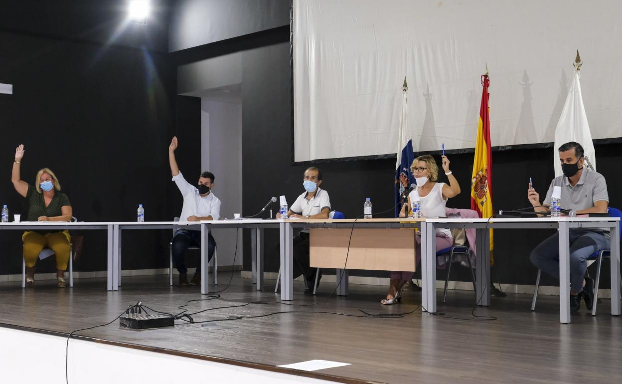 Pleno reciente en San Bartolomé. La primera de la izquierda es Elena Álamo, de AV-PP, y el primero de la derecha, el edil de Hacienda, Antonio Pérez. 