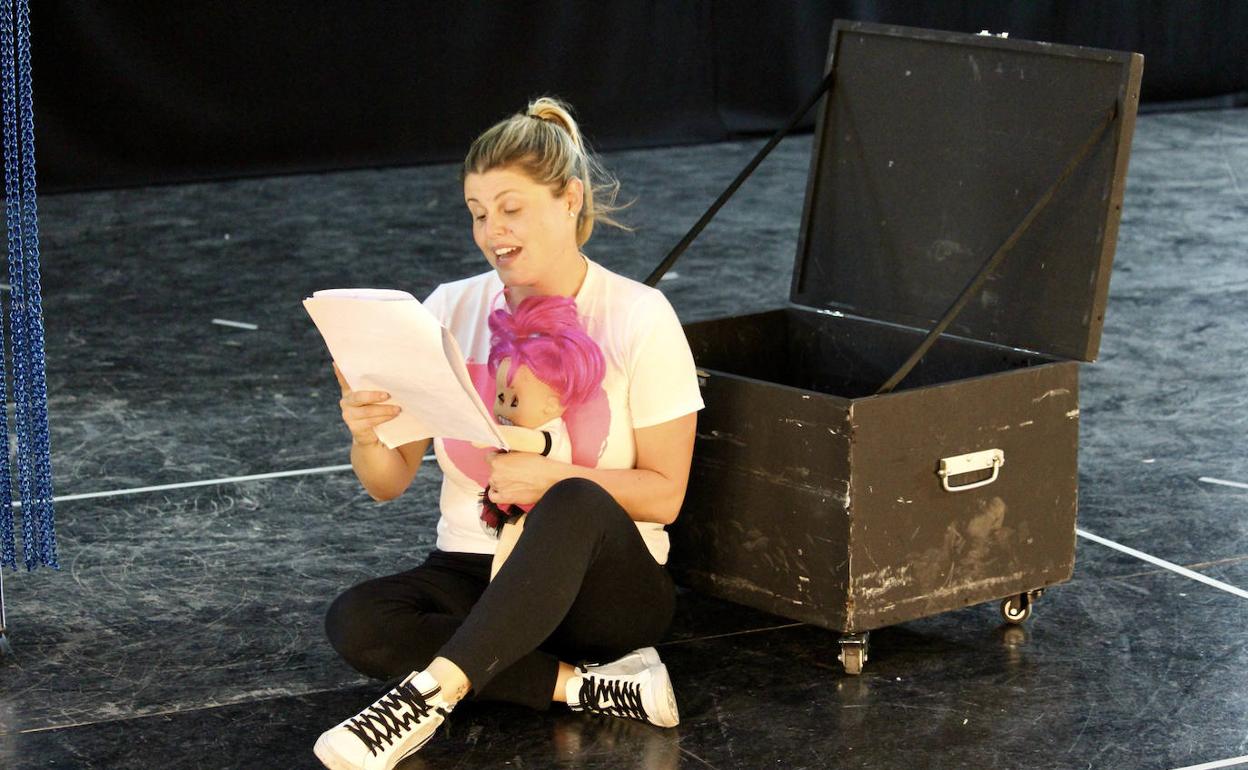 Minerva Santana en un ensayo de Electra