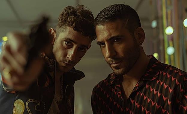 Enric Auquer y Miguel Ángel Silvestre en 'Sky rojo'.