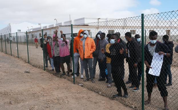 Inmigrantes acogidos en el CIE de El Matorral se agolpan en la verja durante la visita de dirigentes del PP. 