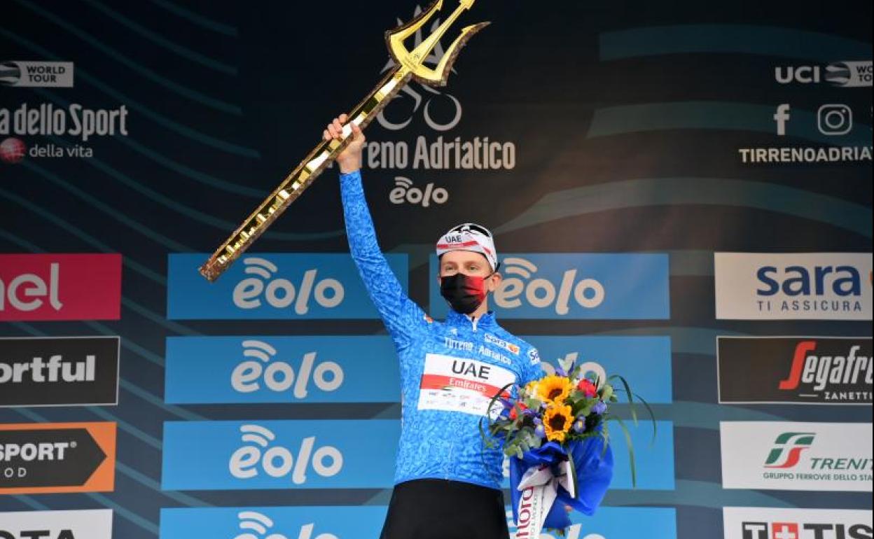 Tadej Pogacar, en el podio. 