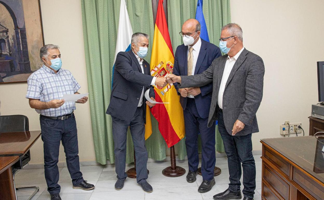 Anselmo Pestana y Domingo Fuentes entregaron los diplomas a los dos majoreros. 