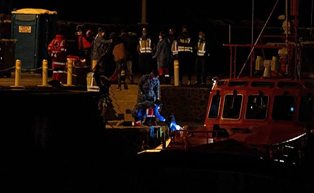 Llegada a Arrecide de una de las pateras rescatadas. 