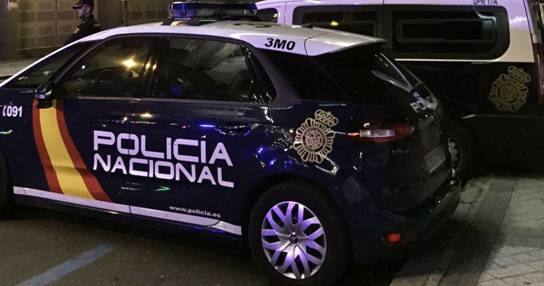 Un Policía Nacional, héroe al salvar a un hombre de un incendio en la capital