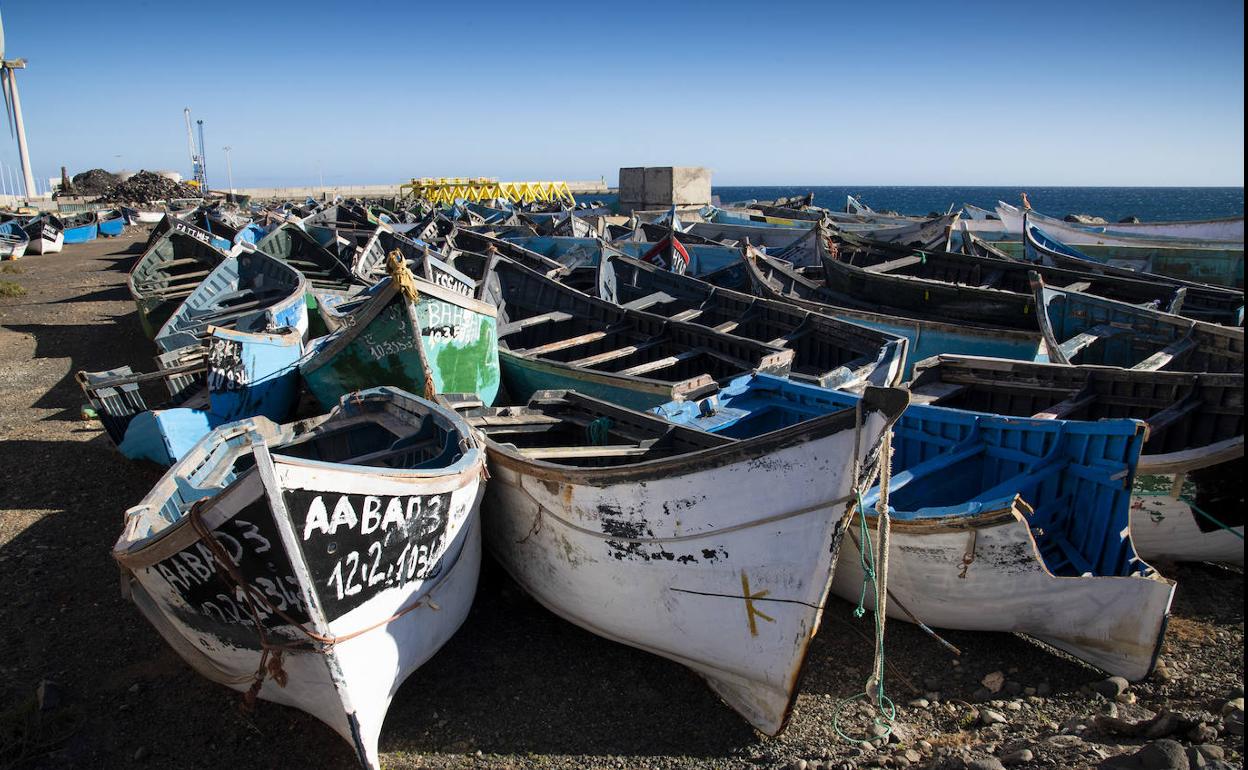 Imagen de pateras y cayucos llegados a las costas de Canarias y que se acumulan en el muelle. 