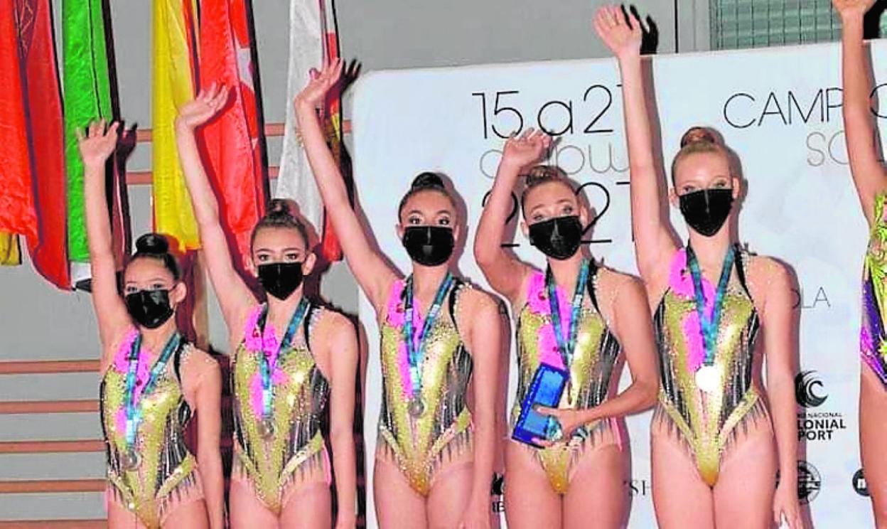 Las pequeñas del Club Daysan posan con su merecida medalla. 