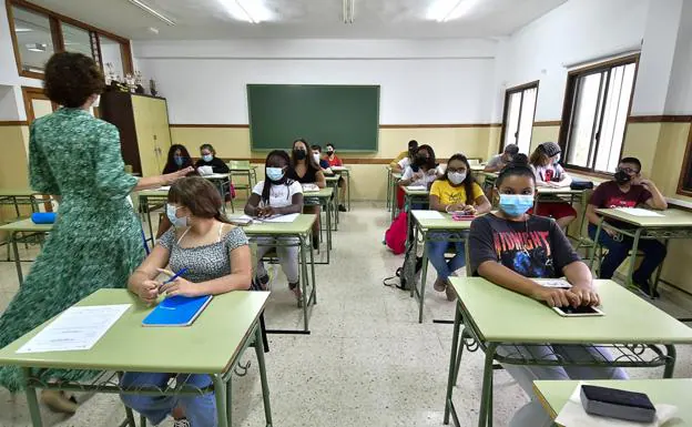 Alumnado de secundaria en un aula de un insituto de la capital grancanaria el día de inicio de este curso. 