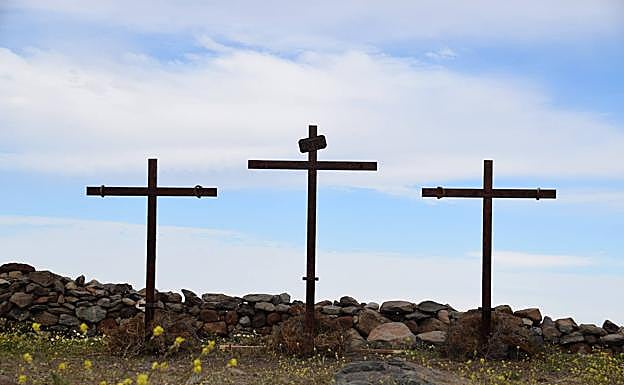 El Calvario, con las tres cruces obra de Pepe y Fernando Méndez. 