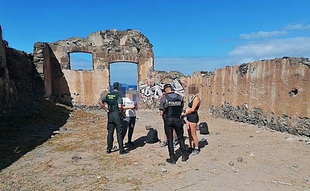 Imagen principal - Otros momentos de la intervención policial. 