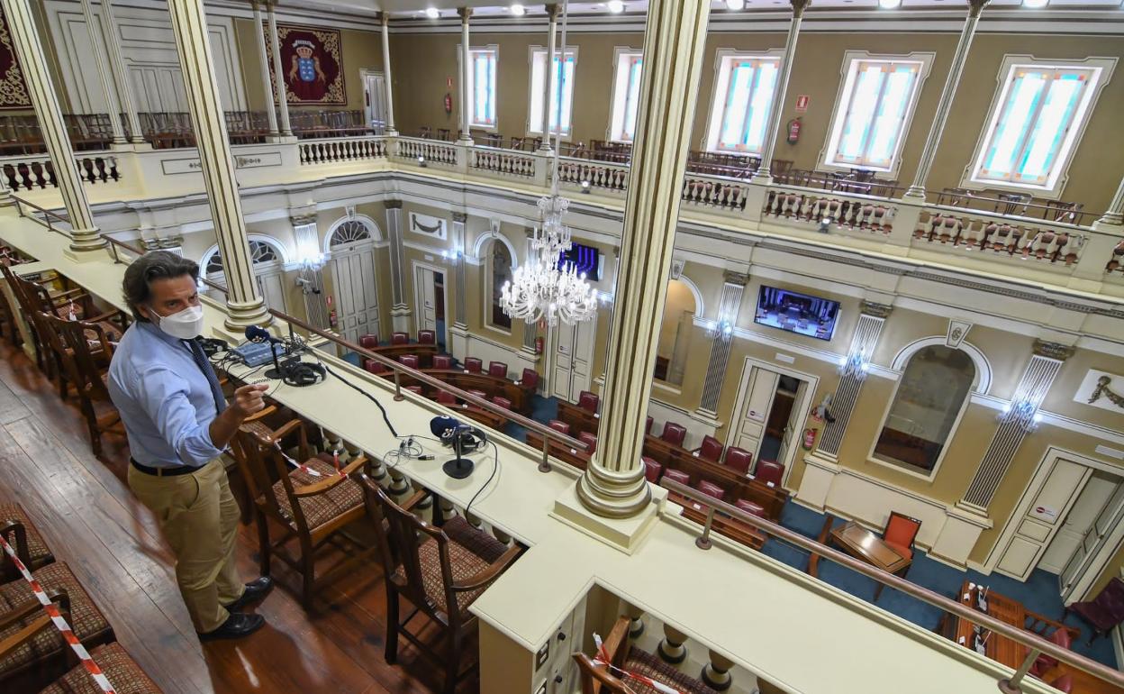 El presidente del Parlamento, Gustavo Matos, supervisa las medidas de seguridad adoptadas. 