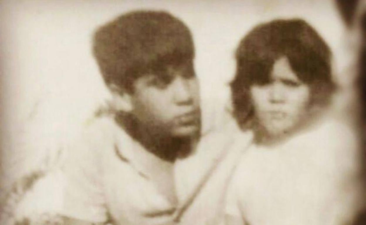 Imagen de Rosana con su hermano. 