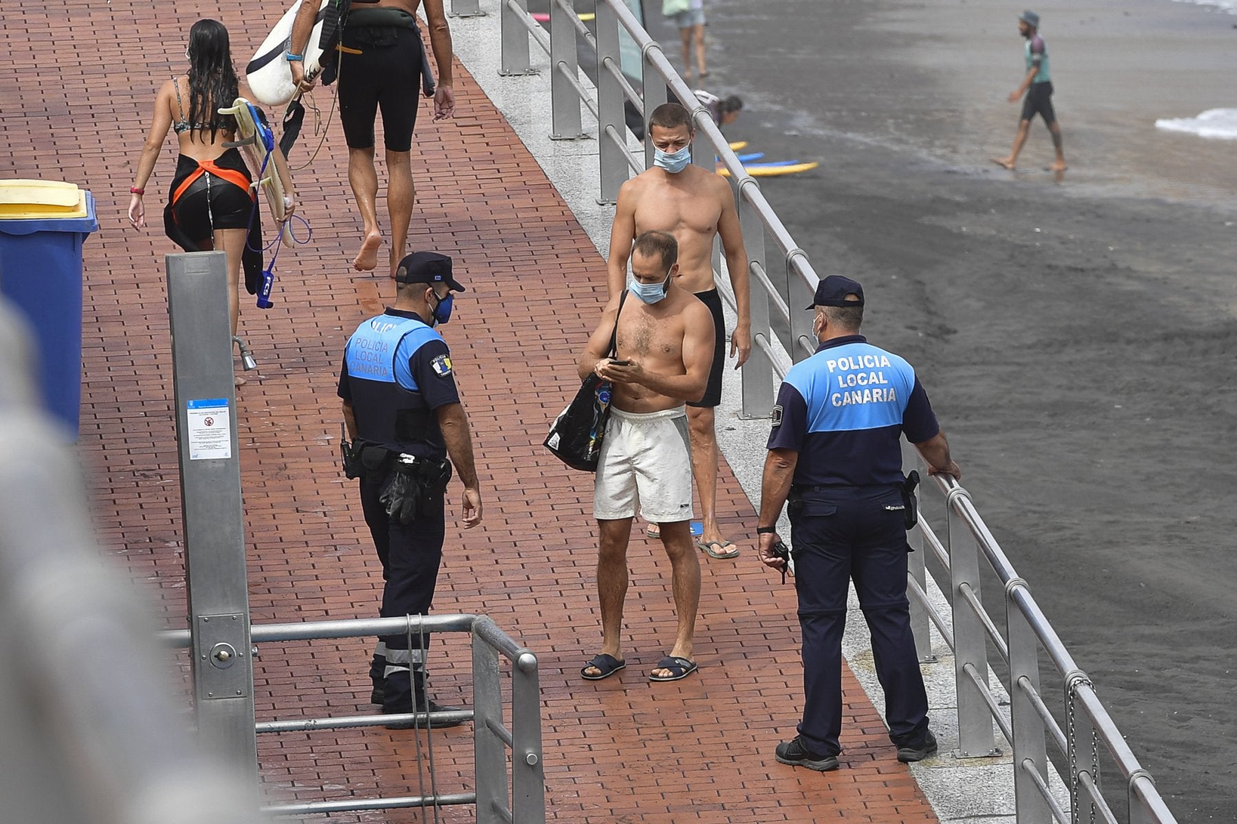 Labores de control de la Policía Local en Las Canteras el pasado verano. 