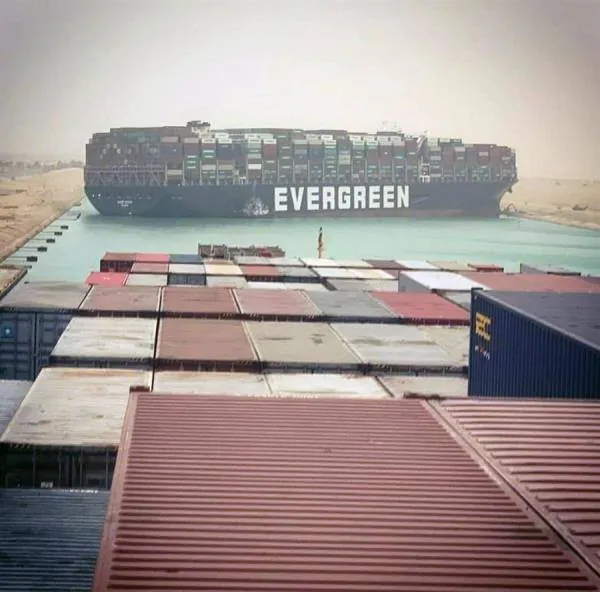 Un enorme carguero bloquea el Canal de Suez al ladearse por una tormenta de arena