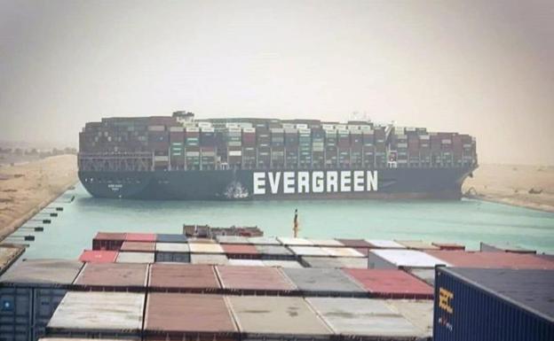 Imagen principal - Un carguero gigantesco encalla y bloquea el Canal de Suez 