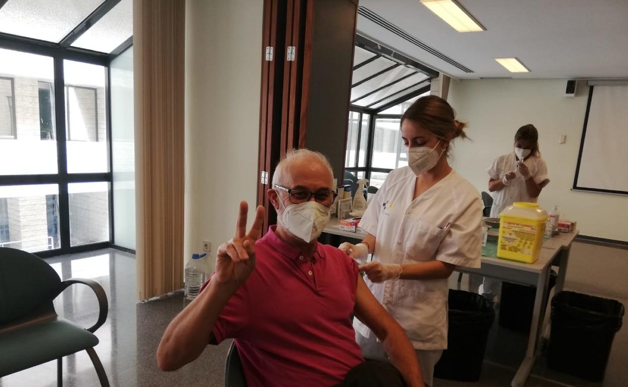 Un hombre menor de 65 años recibiendo ayer la vacuna. 