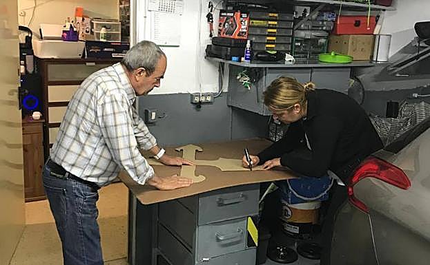 Vecinos en faena haciendo cruces de Santiago. 