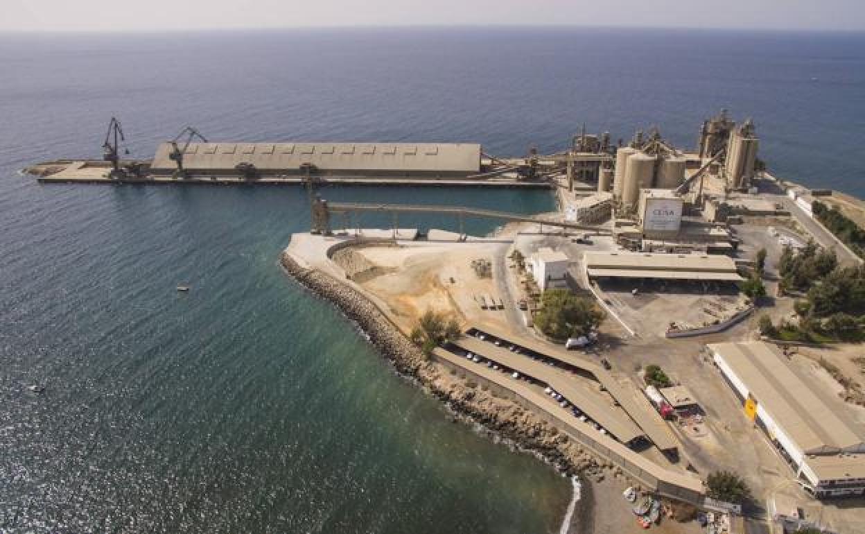 Vista aérea de la cementera y del puerto aledaño. 