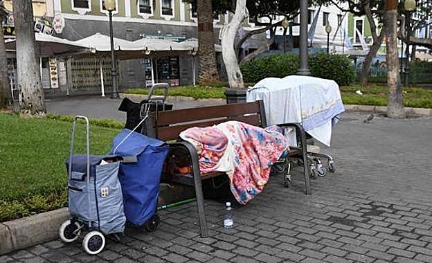 Una persona sin techo duerme en una calle de la capital grancanaria.