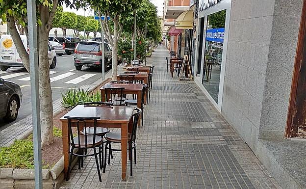 Otra terraza exprés en una acera. 