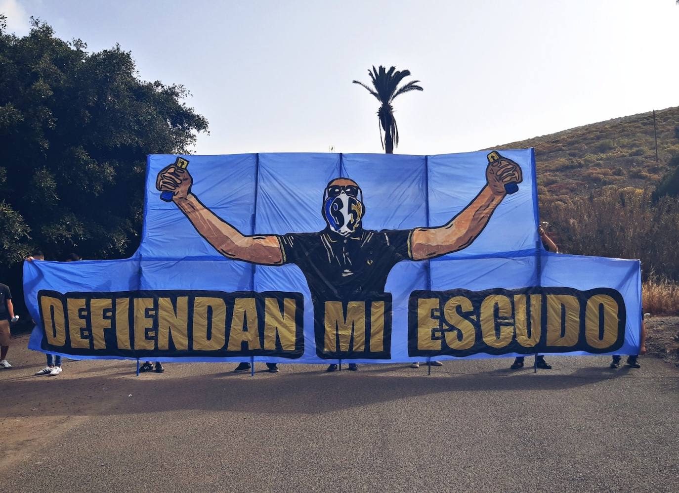 Pancarta gigante con un claro mensaje al equipo de cara al derbi canario.