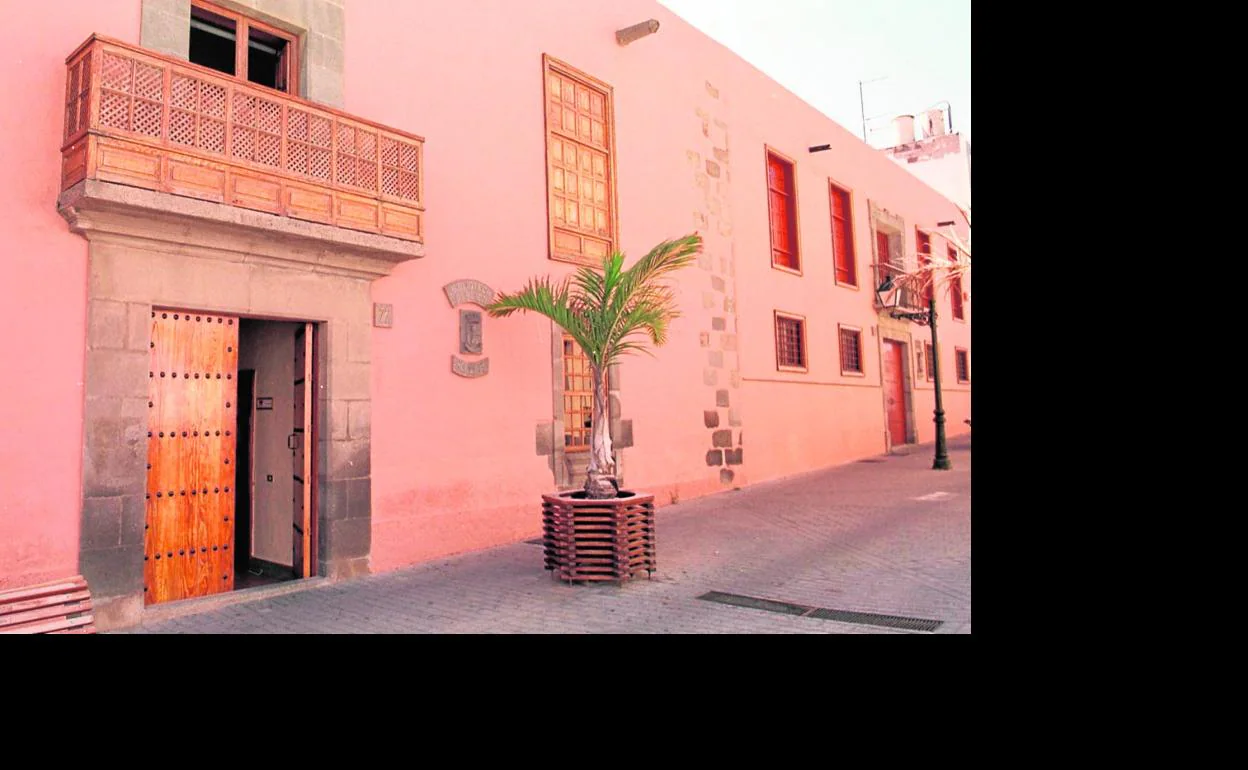 Imagen de archivo de la fachada de la biblioteca Montiano Placeres, en San Juan. Este inmueble no ha sido objeto de actuación en 27 años. 