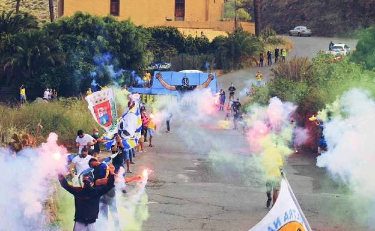 Humos de colores dibujaron un pasillo de honor a la UD Las Palmas en su salida hacia Tenerife.