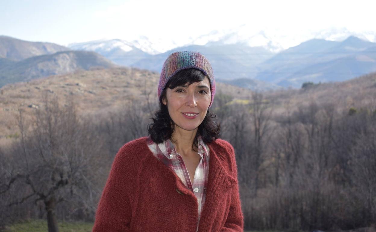 La escritora Edurne Portela, en la pequeña localidad de Gredos donde reside desde 2019.